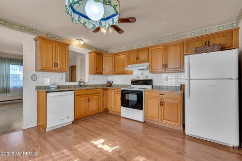 18 Leighton Ln, Manchester, NJ, 08759-6711 | Card Image