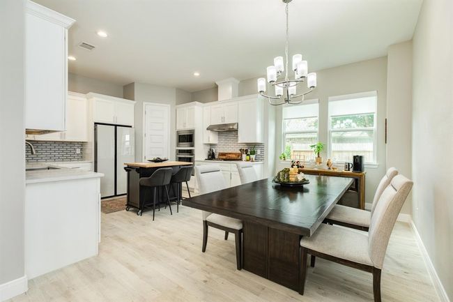 The room is enhanced by acaptivating chandelier. | Image 10