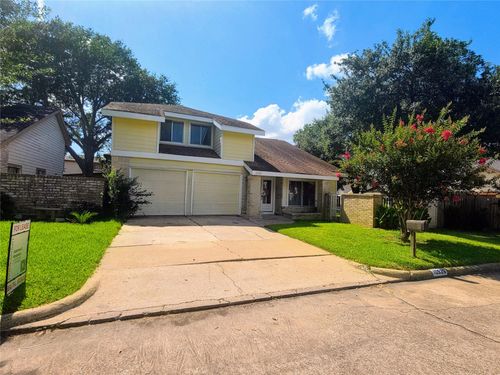 10526 Chapel Hill Dr, Houston, TX, 77099-3903 | Card Image