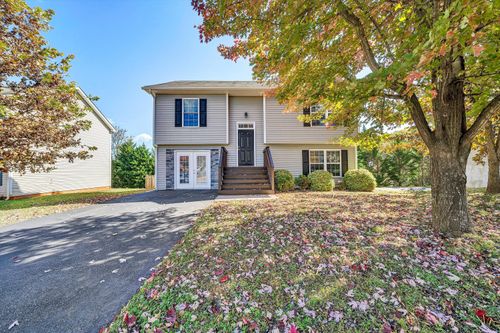 555 Old Fort Rd, Rocky Mount, VA, 24151-2022 | Card Image