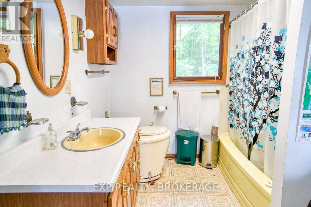 Residential in Frontenac (Frontenac South) 4