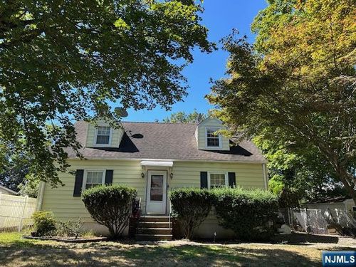 31 Oak St, Oakland, NJ, 07436-1902 | Card Image
