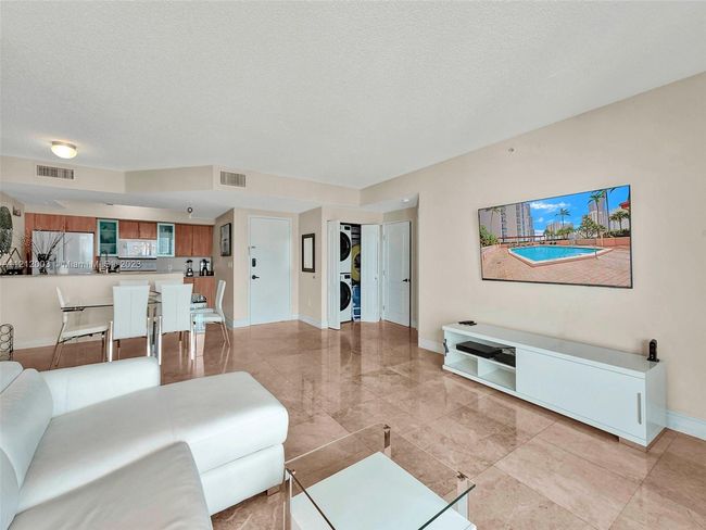 APT-806 - 17555 Atlantic Blvd, Condo with 2 bedrooms, 2 bathrooms and null parking in Sunny Isles Beach FL | Image 5