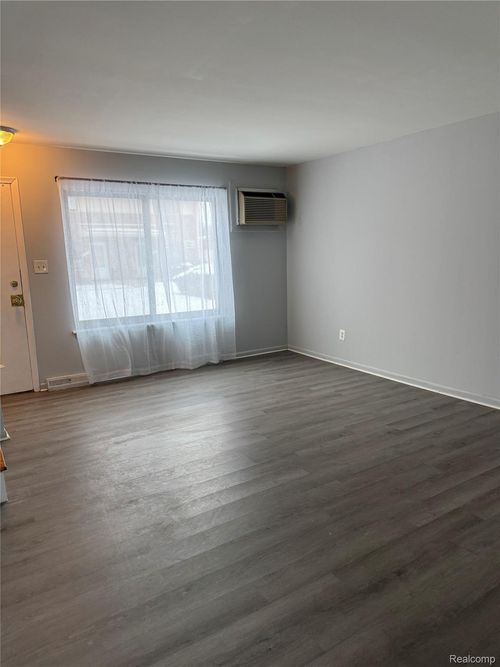 29270 Tessmer Ct, Madison Heights, MI, 48071-2619 | Card Image