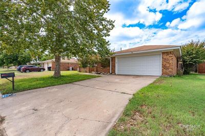 Ranch-style home featuring a front yard | Image 2