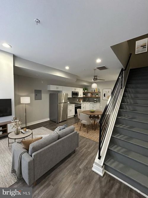 2rf-633 Lindley Ave, PHILADELPHIA, PA, 19120-3132 | Card Image