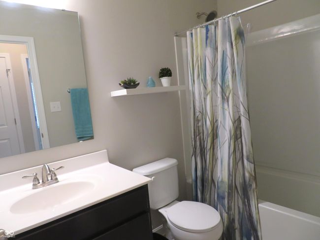 Guest bath with tub/shower. | Image 23