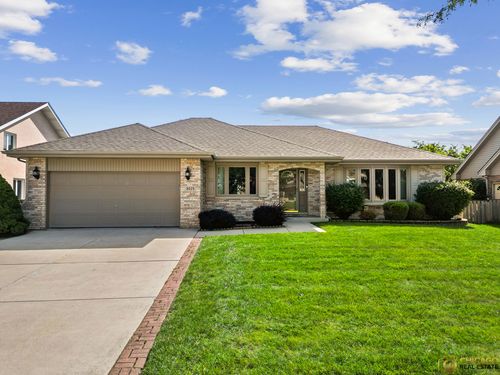 8025 Chesterton Dr, Woodridge, IL, 60517-8009 | Card Image