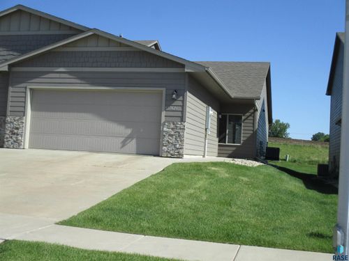 7426 E 45th St, Sioux Falls, SD, 57110-6449 | Card Image