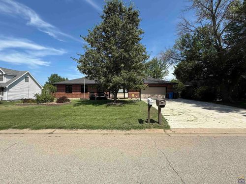 2206 Se Stinson Dr, Tecumseh, KS, 66542-9418 | Card Image