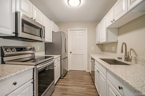 56197 Troon N, Shelby Twp, MI, 48316-5066 | Card Image