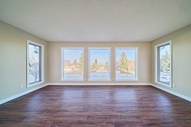 2811 Signal Hill Drive Sw, Home with 4 bedrooms, 3 bathrooms and 4 parking in Calgary AB | Image 3