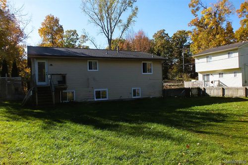 2105 Webster Park Dr, Howell, MI, 48843-9472 | Card Image