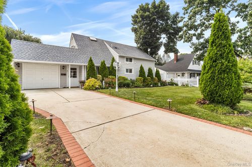 158 Blueberry Ln, Hicksville, NY, 11801-4725 | Card Image