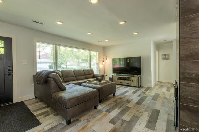 Living room - beautiful ceramic tile! | Image 5