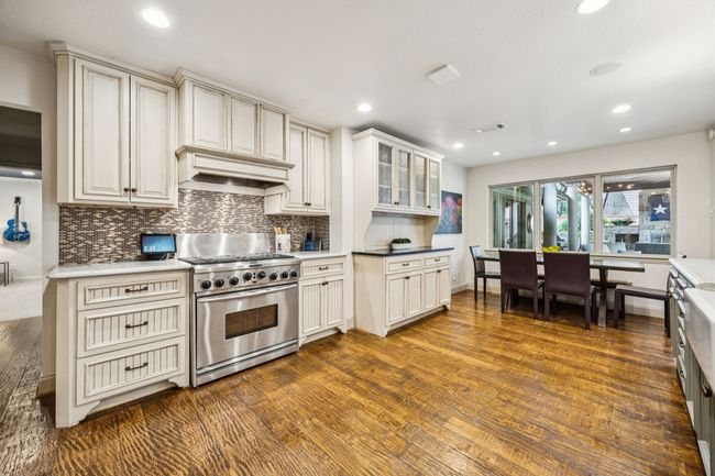 Spacious kithchen with generous breakfast nook. | Image 27