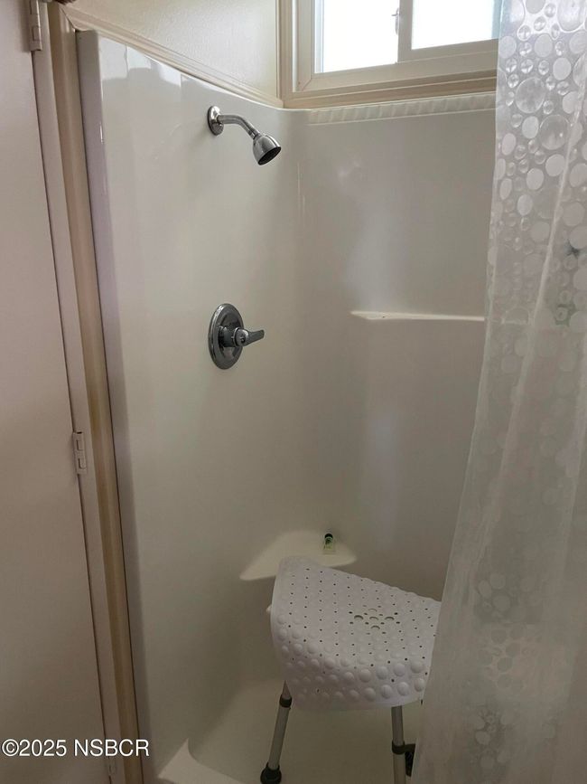 guest bath | Image 18