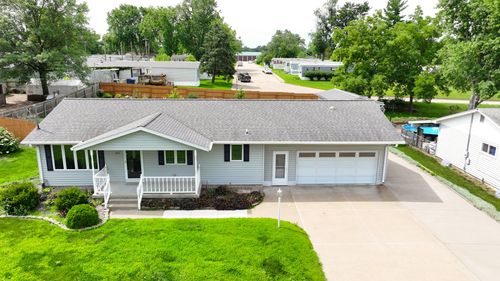 1815 9th St, Camanche, IA, 52730-1402 | Card Image