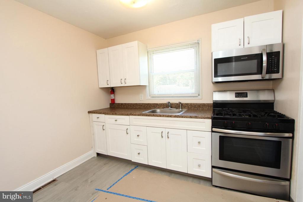 Residential Lease in LEVITTOWN 5