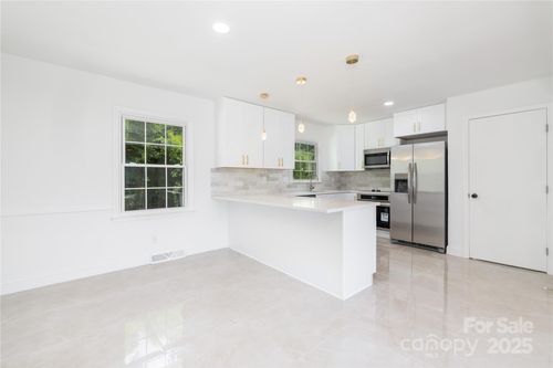 6443 Eaglecrest Rd, Charlotte, NC, 28212-5616 | Card Image
