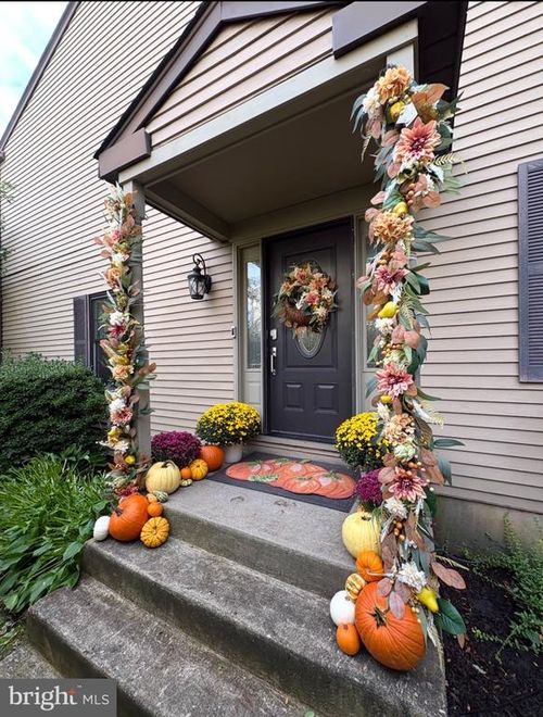 247 Parkview Way, NEWTOWN, PA, 18940-1136 | Card Image
