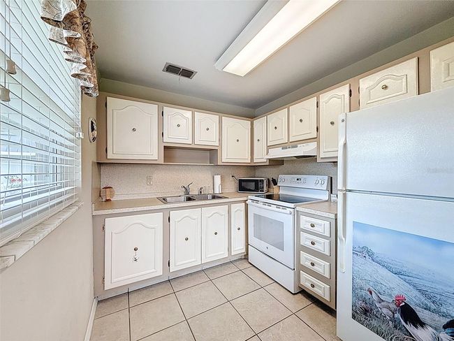 11821 Boynton Ln, Condo with 2 bedrooms, 2 bathrooms and null parking in New Port Richey FL | Image 9