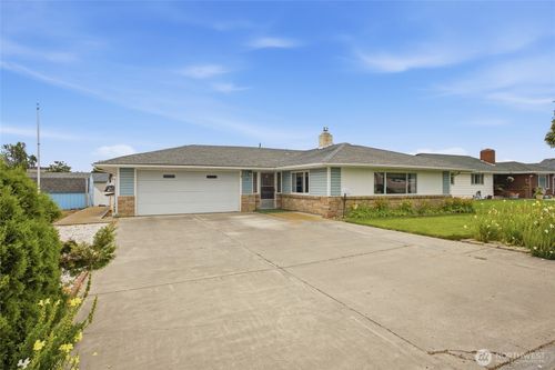 209 W 5th St, Warden, WA, 98857-9498 | Card Image