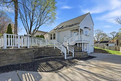 31 Sayville Rd, Sound Beach, NY, 11789-2817 | Card Image