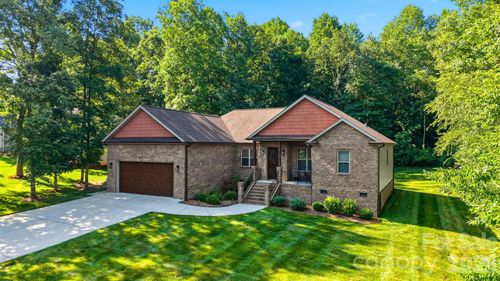 2630 36th Ave Ne, Hickory, NC, 28601-8296 | Card Image