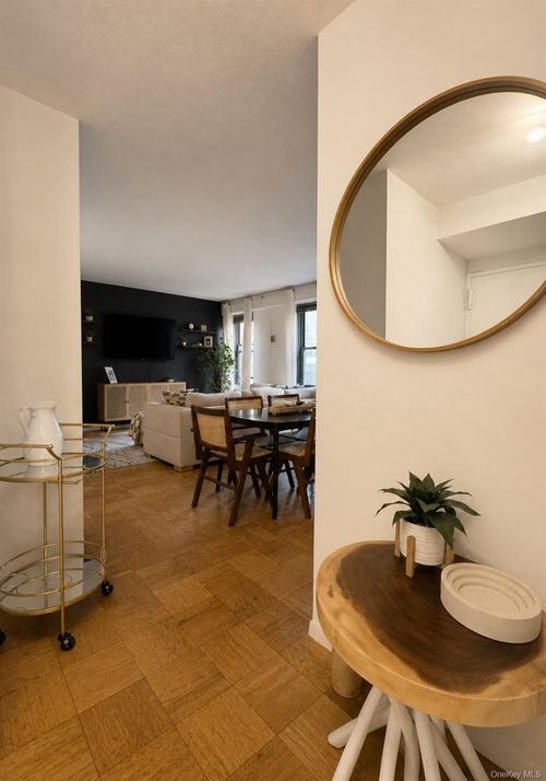 20e-225 E 57th St, New York, NY, 10022-2862 | Card Image