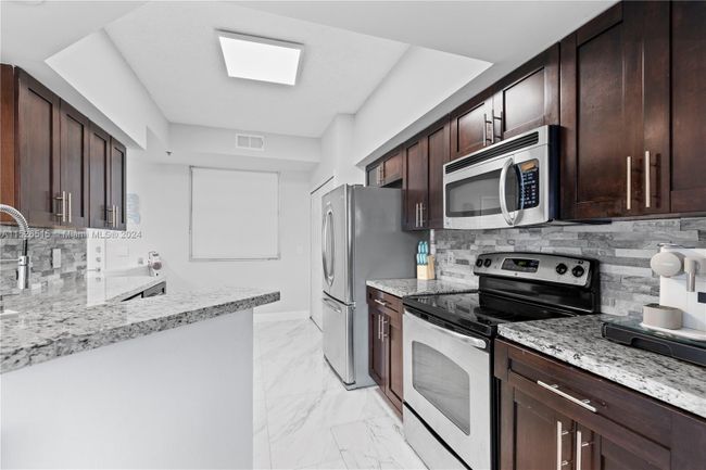 7305 - 3105 Ne 184th St, Condo with 2 bedrooms, 1 bathrooms and null parking in Aventura FL | Image 1