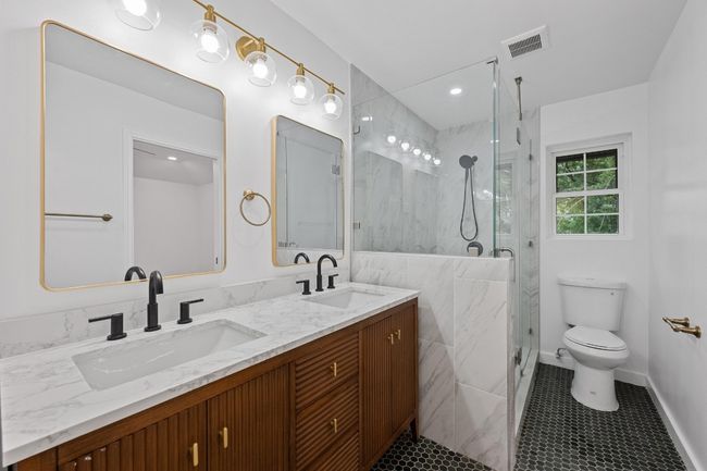 Double Vanity with walk in shower | Image 14