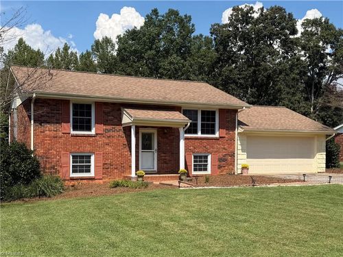 329 Hunter Hills St, North Wilkesboro, NC, 28659-8201 | Card Image
