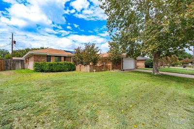 Ranch-style house with a front yard | Image 3