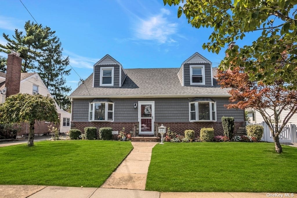 Hemlock St, Floral Park, NY 11001