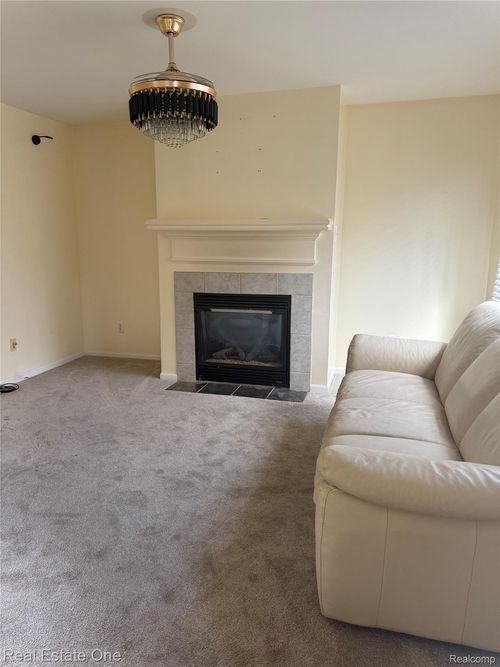9721 Delmar St, Detroit, MI, 48211-1015 | Card Image