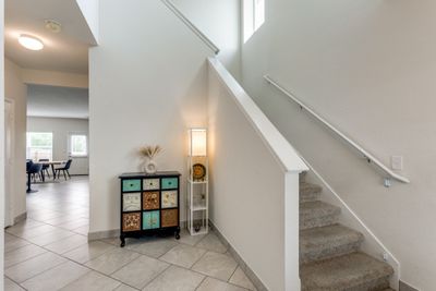 High ceiling foyer | Image 3