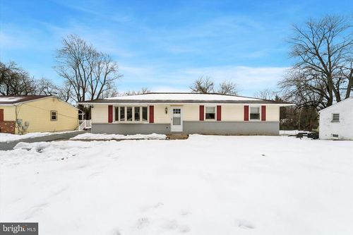 950 W Chestnut St, Valley Township, PA, 19320-1864 | Card Image