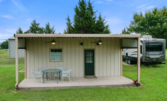 View of outdoor structure | Image 30