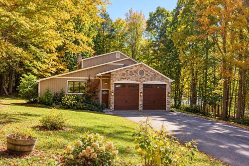 55 Mcintosh Lane, Bennington, VT, 05201 | Card Image