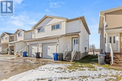 2002 22 Ave, Townhouse with 3 bedrooms, 3 bathrooms and 2 parking in Bowden AB | Image 2