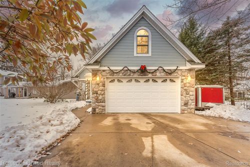 1491 Division Dr, Hartland, MI, 48353-3303 | Card Image