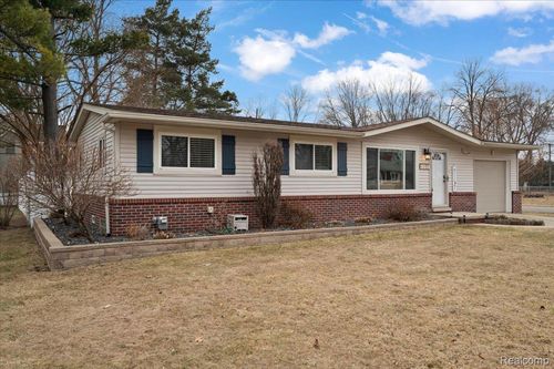 20349 Melvin St, Livonia, MI, 48152-1830 | Card Image