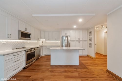 18 E Old Willow Rd, Prospect Heights, IL, 60070-1937 | Card Image