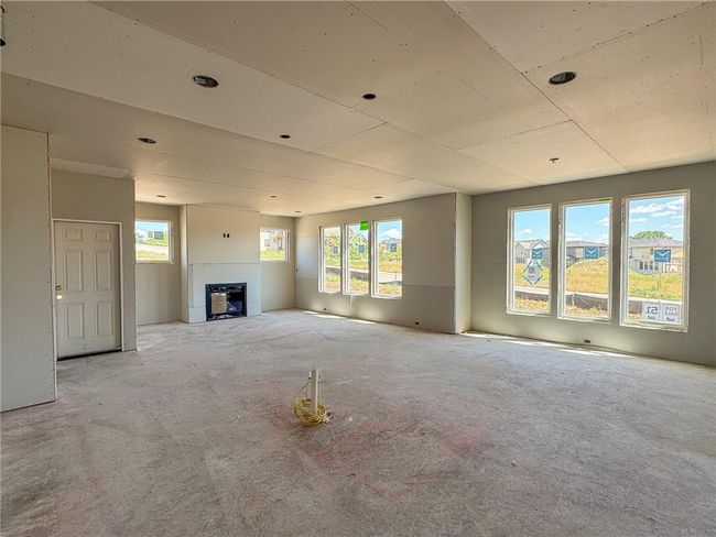 Large great room with breakfast area | Image 11