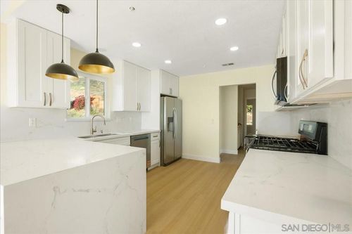 9559 Chestnut St, Spring Valley, CA, 91977-4442 | Card Image