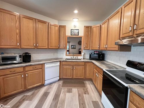 8 Chancery Ct, Newton, IA, 50208-3554 | Card Image