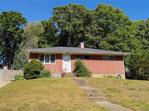 5 Robin Road, Brookhaven, NY, 11784 | Card Image