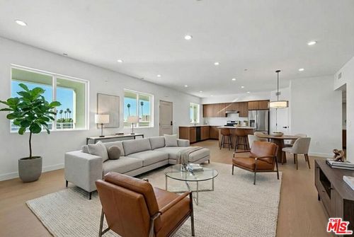 402-1717 Winona Boulevard, Los Angeles, CA, 90027 | Card Image