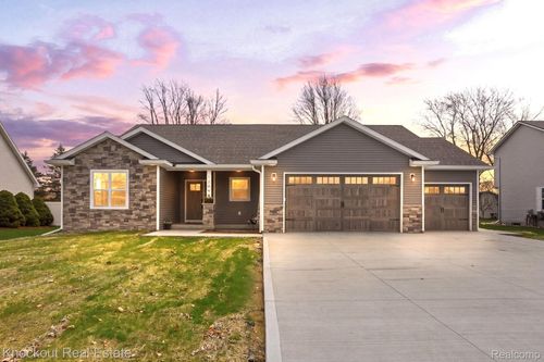12095 Country Run Dr, Birch Run, MI, 48415-8535 | Card Image